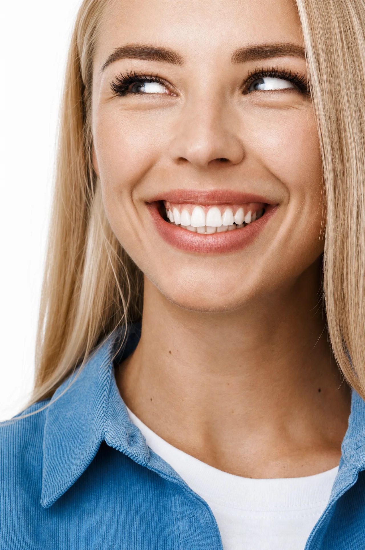 Paciente sonriendo después de atención dental